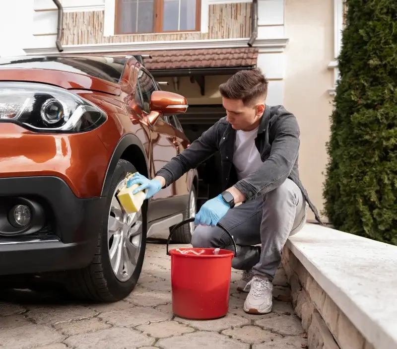 Lavage auto à domicile Lachaussée : professionnel intervenant sur un véhicule